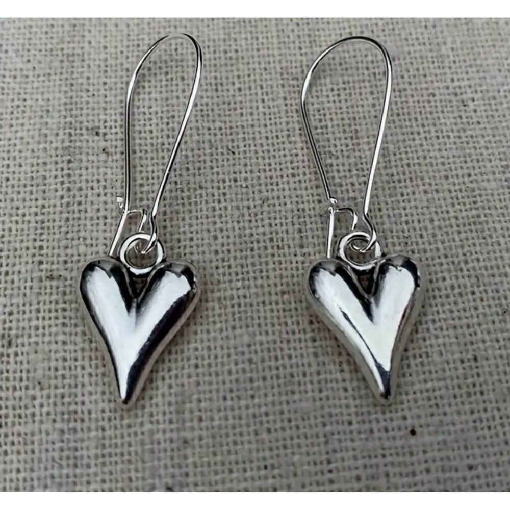 🩶 NEW silver puffy heart dangle earrings 🩶
